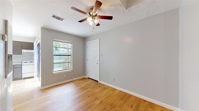 Building Photo - 725 Peppertree Dr