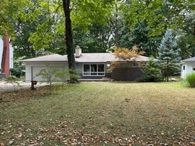 Building Photo - 1527 Summit Dr