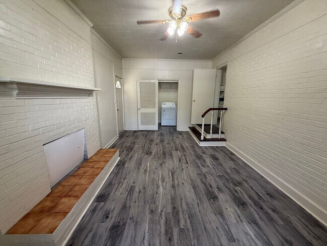 Building Photo - Spacious 3 Bedroom House