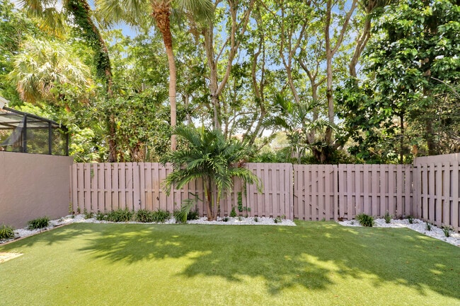 Building Photo - 6680 Thornhill Ct
