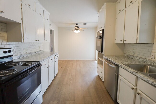 Building Photo - 3 BED 1 BATH! Schedule a tour today!