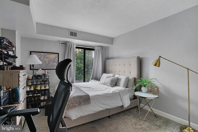 Building Photo - 4500 S Four Mile Run Dr