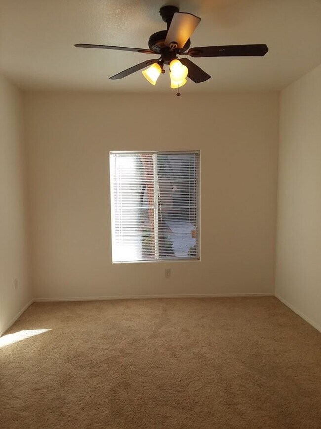 Building Photo - First floor unit in luxury gated Northwest...