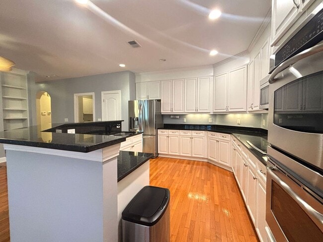 Building Photo - Available 1/15. Beautiful Remodeled 5 BR/4 BA Home in Park West!