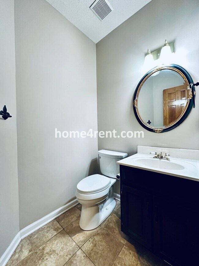 Building Photo - Beautiful, Spacious Home w/ Open Floor Pla...