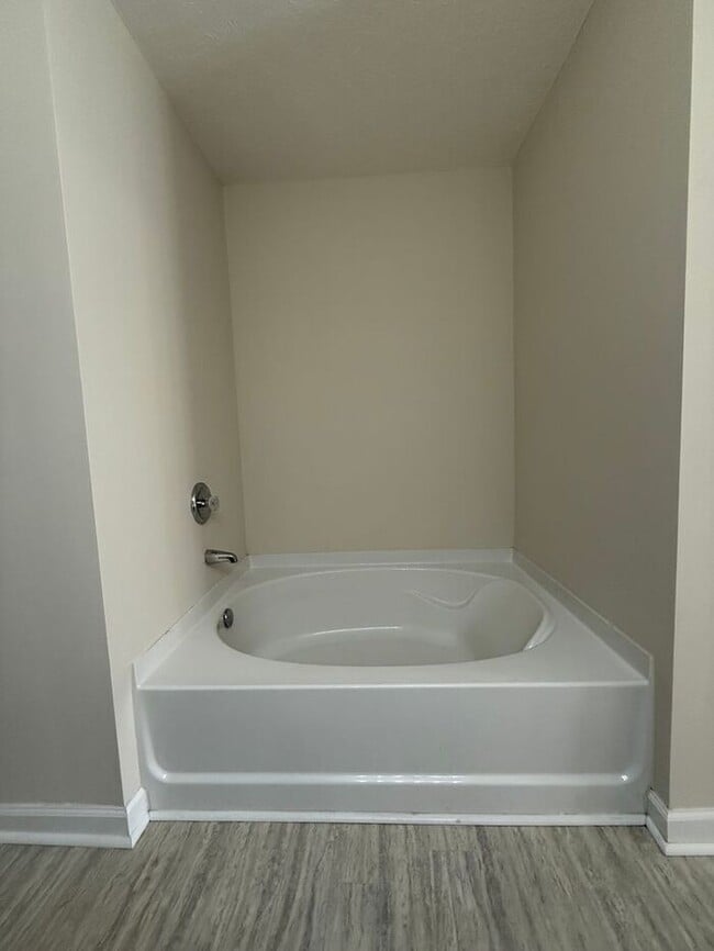 Building Photo - Brentwood - SPACIOUS 3 Bedroom Townhome in Beautiful Neighborhood