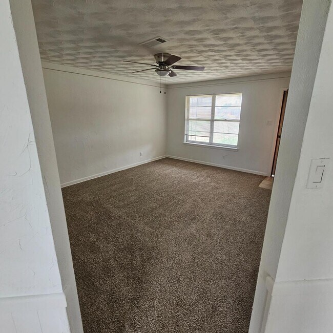 Building Photo - 4006 Hooper Dr