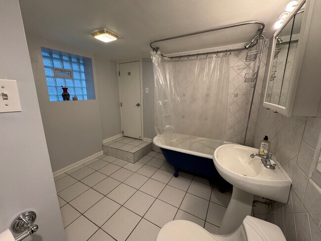 Building Photo - 1822 W Greenleaf Ave