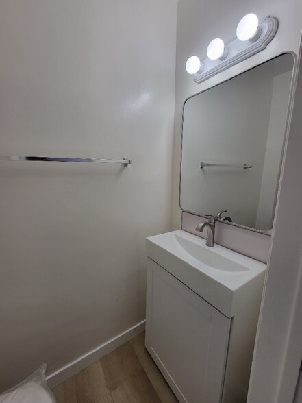 Building Photo - 13531 Wyandotte St