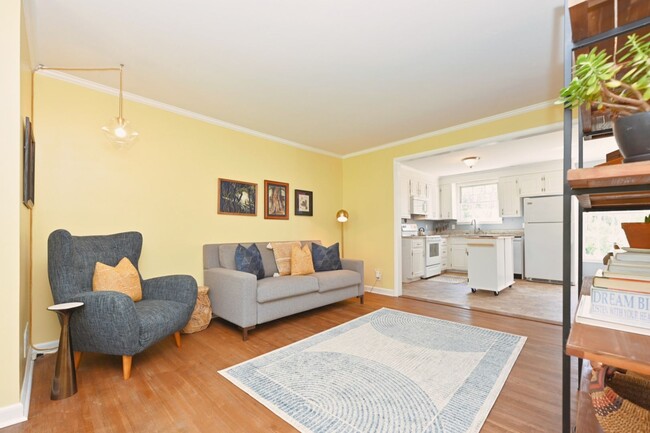 Building Photo - **FURNISHED ONE-SIDE-OF-A-DUPLEX HOME WITH BASEMENT STORAGE MINUTES FROM NASHVILLE WEST AND DOWNT...