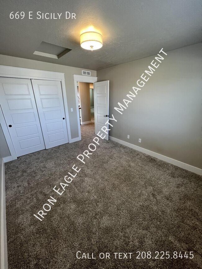 Building Photo - 669 E Sicily Dr