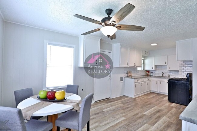 Building Photo - 3 Bedroom With Fresh Updates!