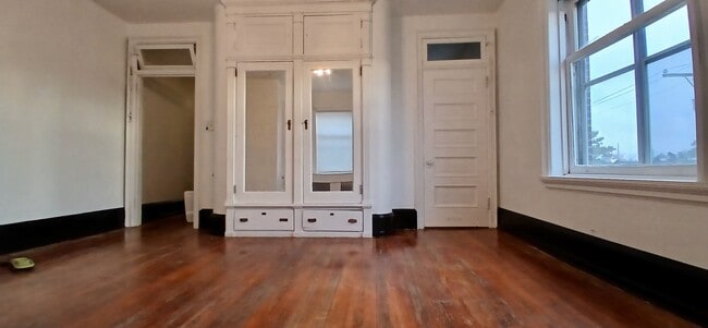 Building Photo - 1720 Memorial Ave