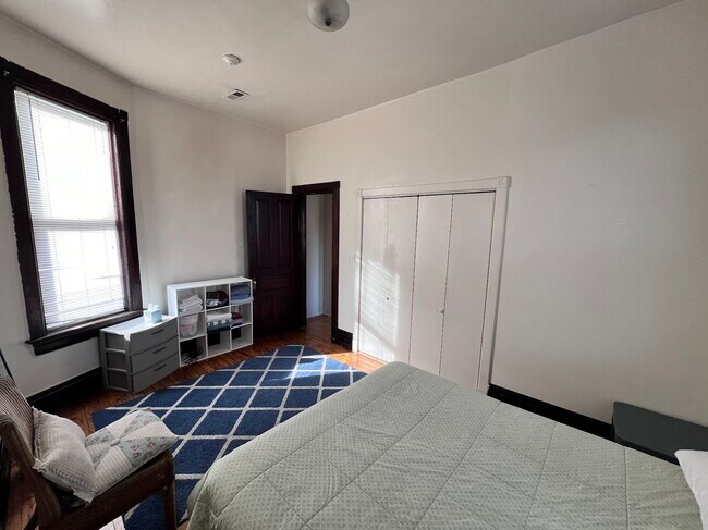 Building Photo - 2187 N Clybourn Ave