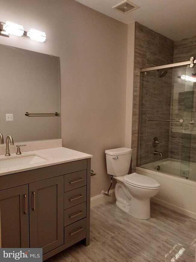 Building Photo - 7011 Falls Reach Dr