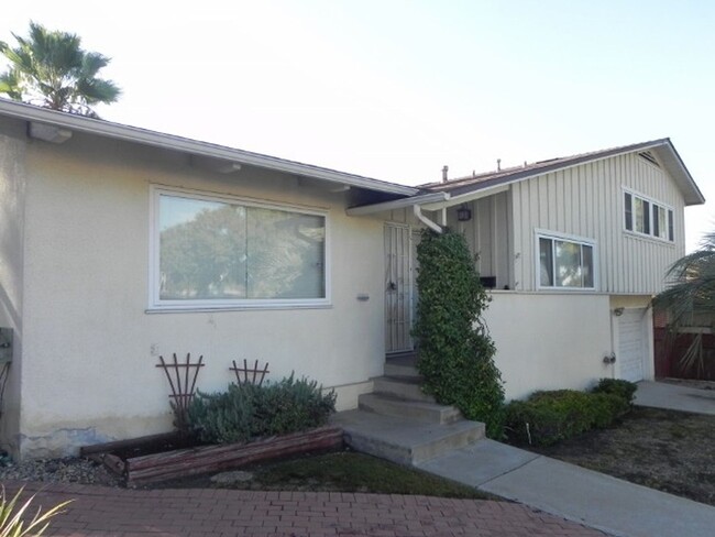 Building Photo - 3 Bed-2 Bath Split Level Home in La Mesa