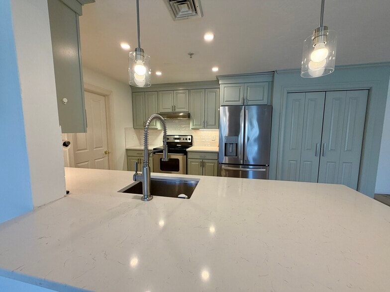 Building Photo - 29 Maple St