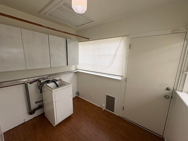 Building Photo - Classic vintage home walking distance to downtown Visalia!