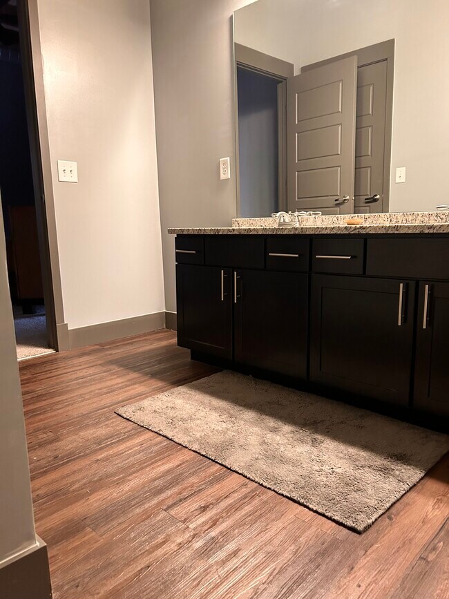 Building Photo - 570 S Front St