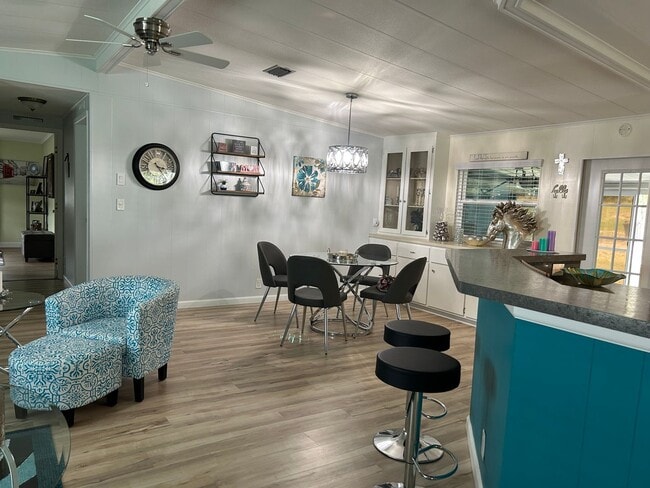 Building Photo - Stunning Move-in Ready 2 Bedrooms 2  bathr...