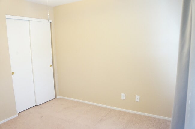 Building Photo - WONDERFUL 2 BEDROOM TOWNHOUSE IN GATED COM...