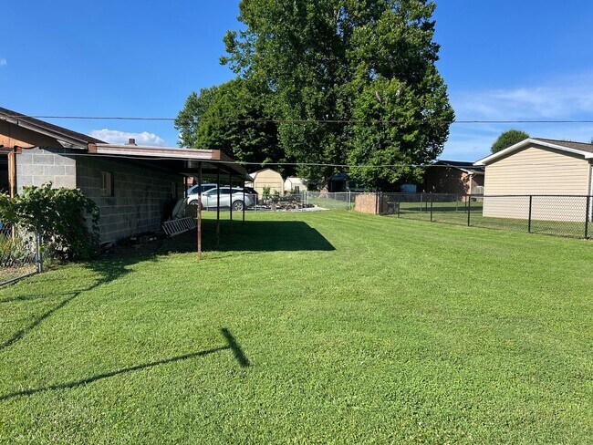 Building Photo - 2 bedroom, 1.5full bath House for rent on ...