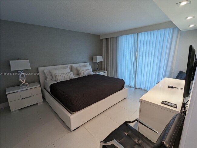 Building Photo - 2101 Brickell Ave