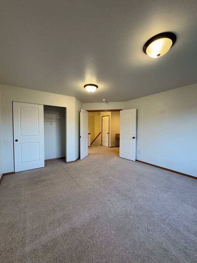 Building Photo - Beautiful Rental with Oversized Yard & Open Layout