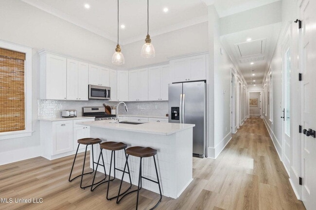 Building Photo - Fully furnished brand new home with garage!