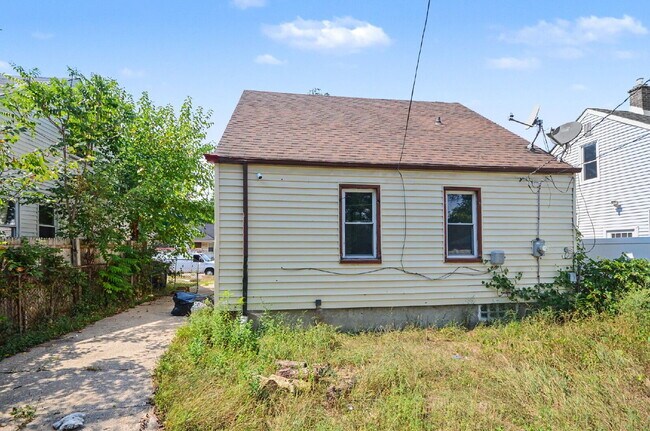 Building Photo - Charming & Updated 3-Bedroom Home in Detroit! OWNER SPECIAL-$500 off first months rent
