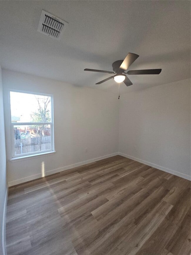 Building Photo - 810 Mora St