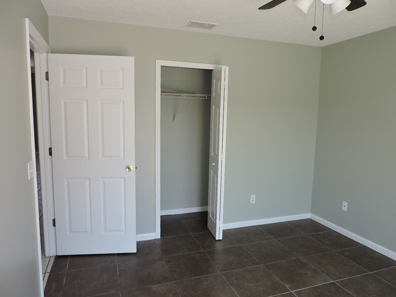 Building Photo - 5931 Pinetree Ave