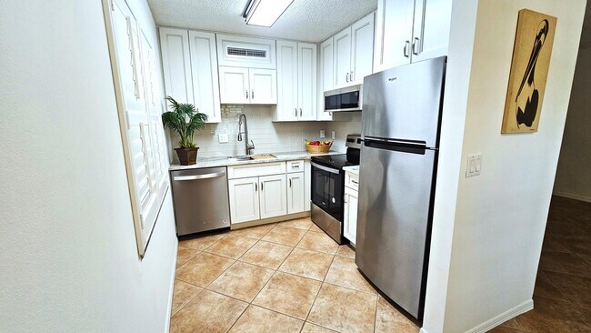 Building Photo - 1441 Ocean Dr
