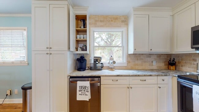 Building Photo - 110 Pinecliff Dr