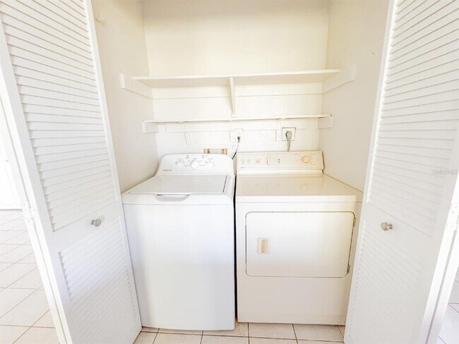 Building Photo - 2417 Magdalina Dr