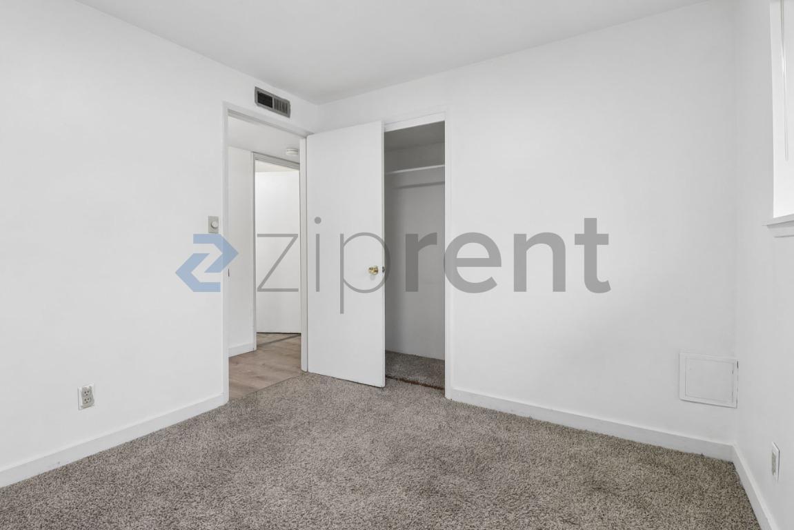 Building Photo - Unit