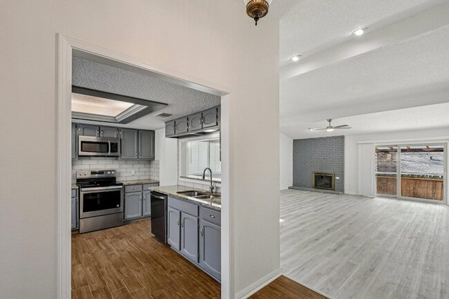 Building Photo - 9424 Singing Quail Dr