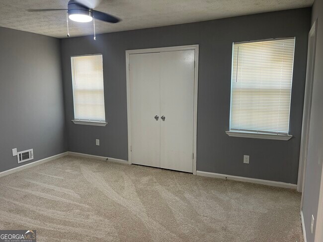 Building Photo - 235 Deerfield Dr