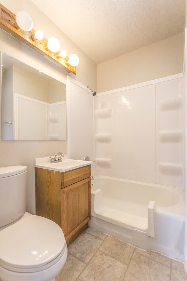 Building Photo - Adorable 2 Bedroom 1 Bath - 2 Stall Detach...
