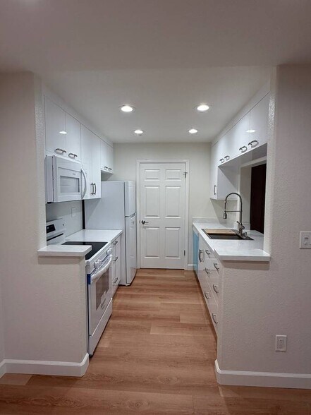 Building Photo - 5939 Eastman Lake Dr