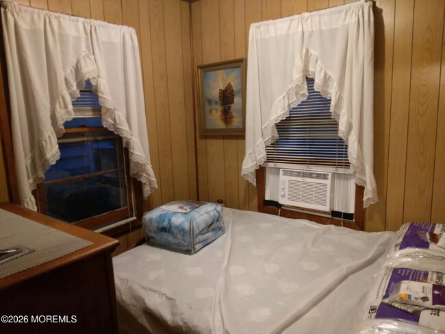 Building Photo - 10 Lake St