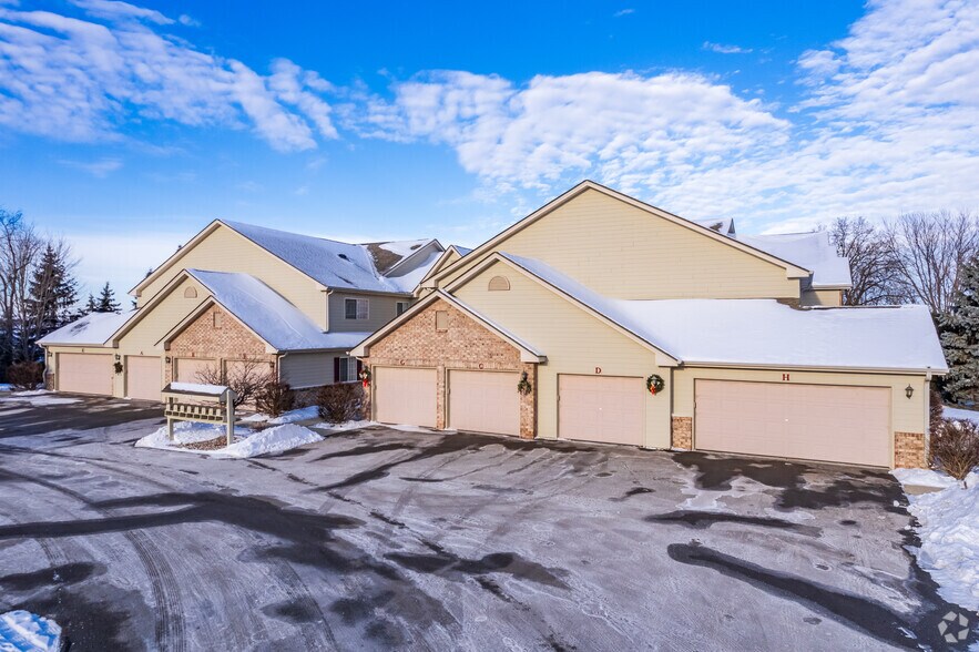 Hawthorne Place Apartments 1105 Hawthorne Pl Pewaukee WI 53072