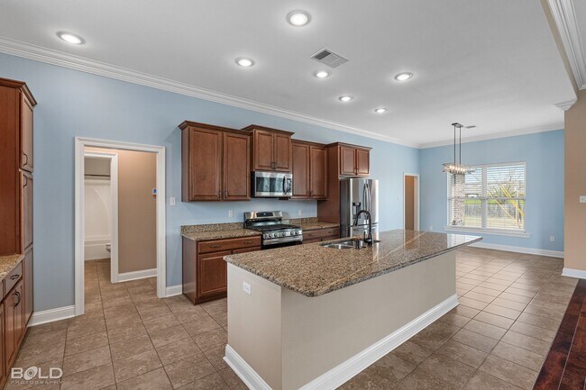 Building Photo - 3 Bedroom 2 Bath in Cypress Bend