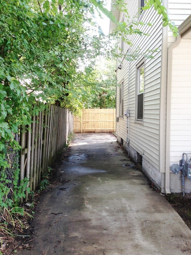 Building Photo - 3 Bedroom, 1.5 Bath Single Family Home Available Now!