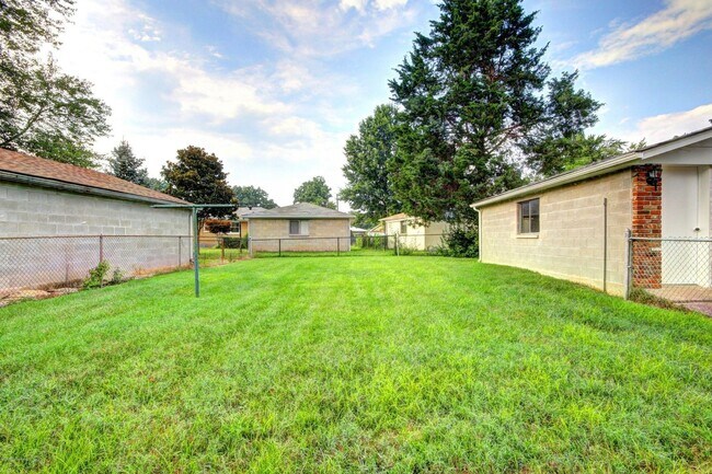 Building Photo - Available NOW - 4 beds/ 2 baths - $2,000/mo