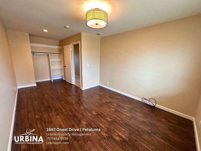 Building Photo - Spacious East Petaluma Home with Main-Floor Bedroom Suite