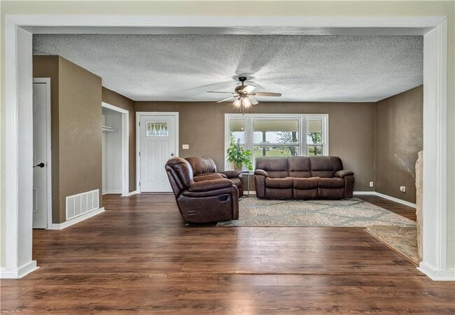 Building Photo - 211 Tate Ln