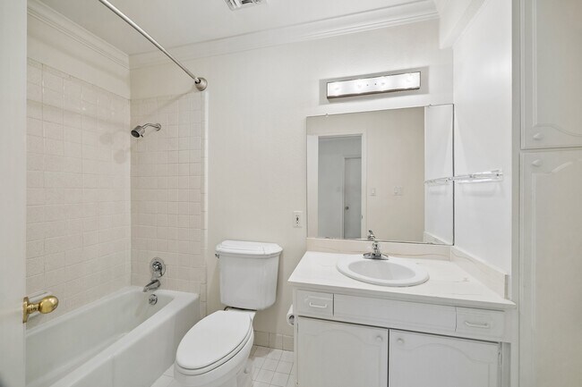 Building Photo - 399 N Post Oak Ln