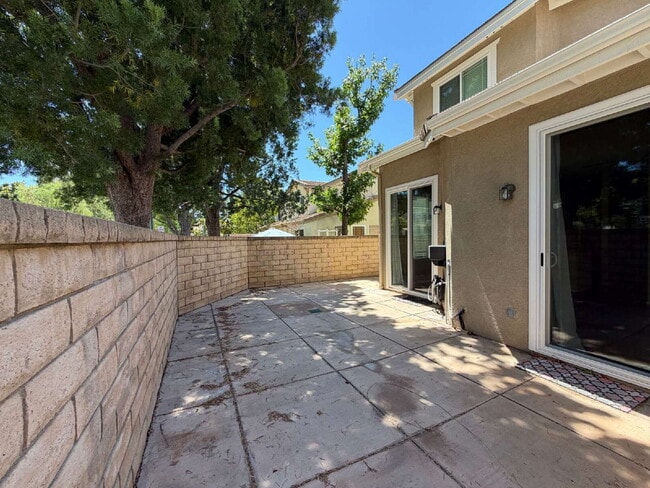 Building Photo - Beautifully Updated End-Unit Townhome in Valencia's Montana Community — No Rear Neighbors!