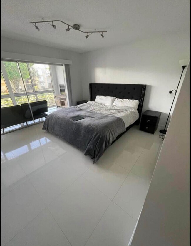 Building Photo - 300 Waterway Dr S